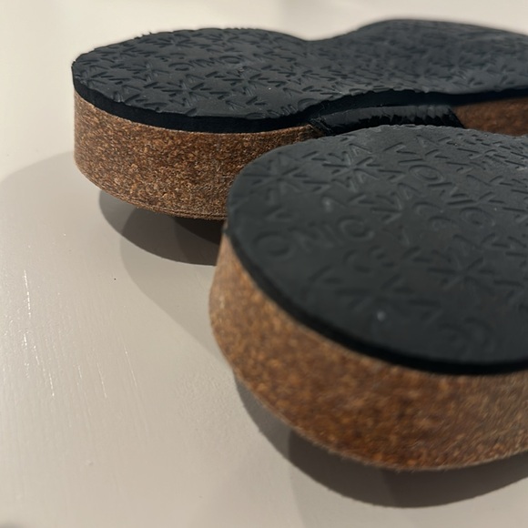 Vionic Shoes Size 8 - Picture 13 of 16